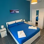 Couette-café A 100 Passi Dal Mare 3*